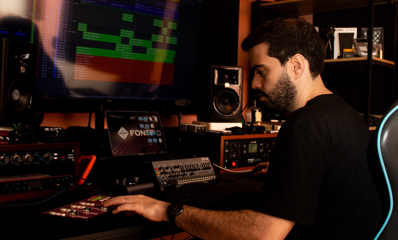Bastidor de produção musical dentro do estúdio