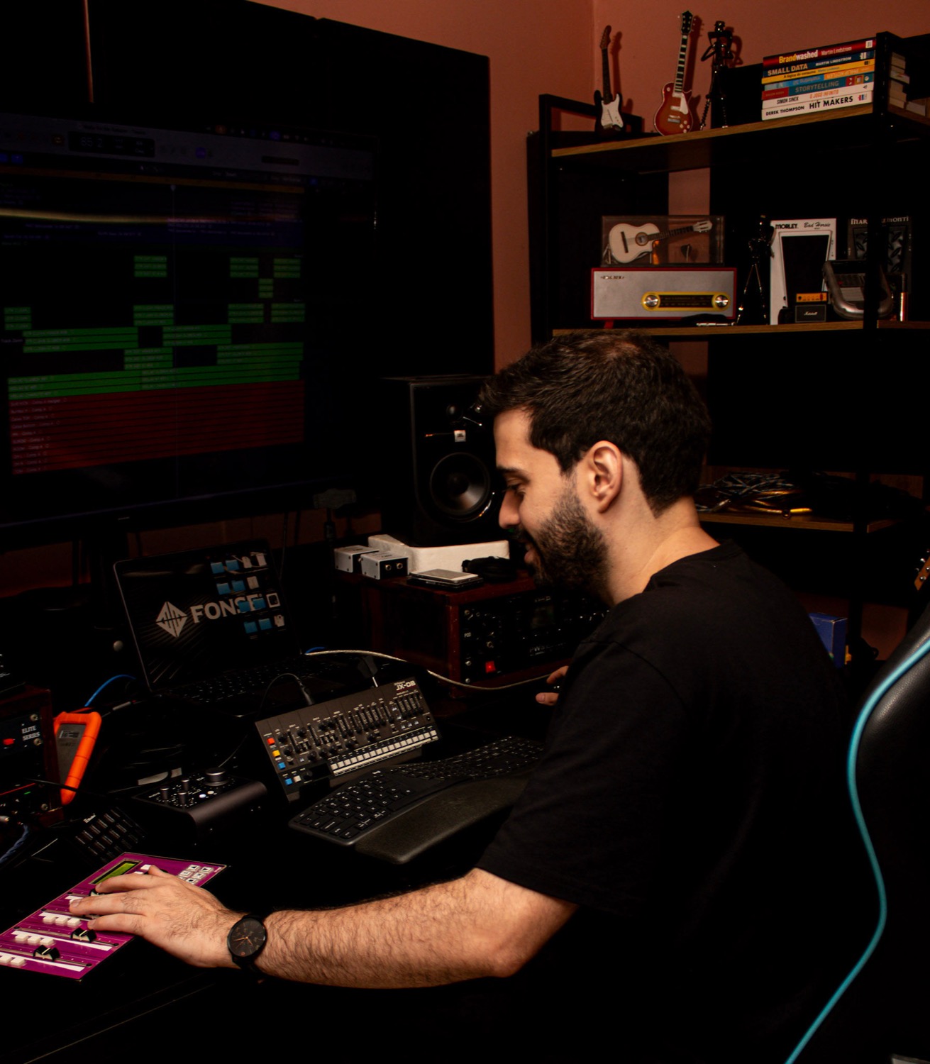 Fonse trabalhando em sessão de produção musical e mixagem no estúdio
