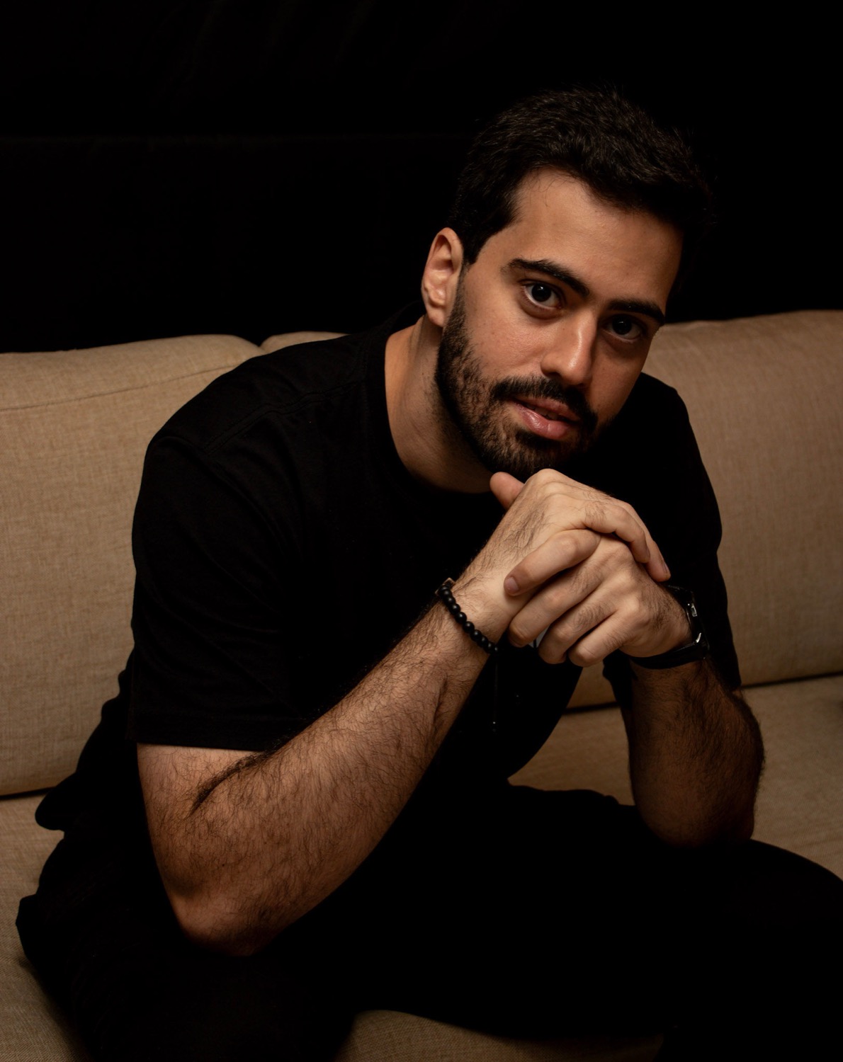 Fonse produtor musical e engenheiro de mixagem em retrato conceitual