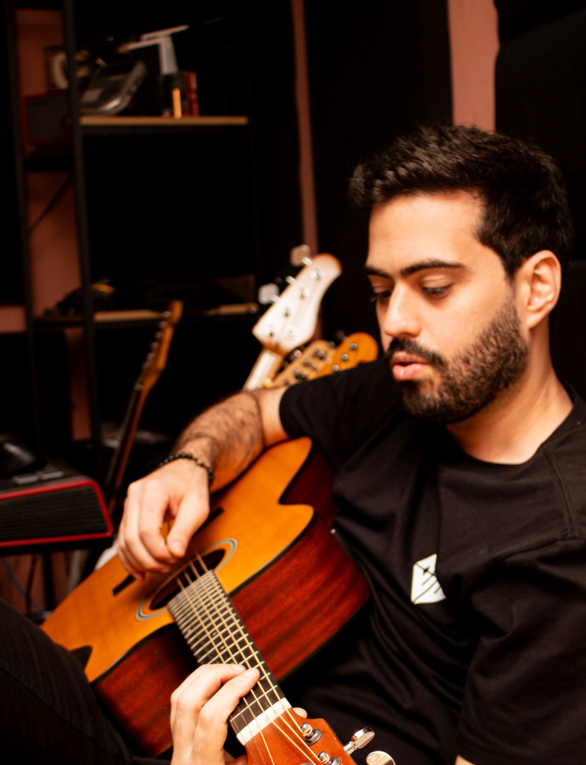 Detalhe de violão em produção gospel e worship no estúdio
